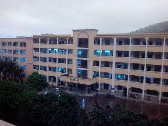 梧州市第二初級中學(xué)定制二用一備變頻恒壓給水設(shè)備1臺(tái)